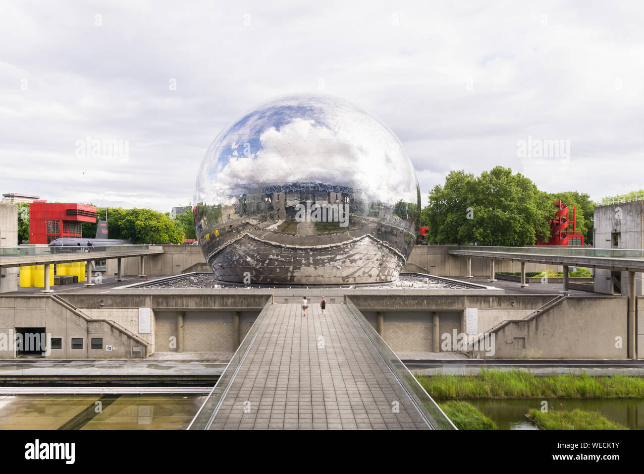 Paris La Geode-geodätischen Kuppel mit einem Spiegel fertig von der Cité des Sciences et de l'Industrie im Parc de la Villete in Paris, Frankreich, Europa gesehen. Stockfoto