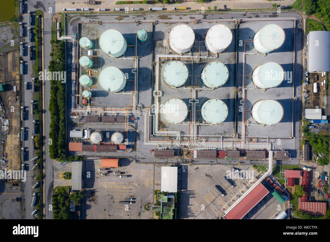 Luftaufnahme der Chemischen Industrie Tanks und Tankwagen in wailting in Industrieanlagen Öl auf Gas Station zu übertragen. Stockfoto