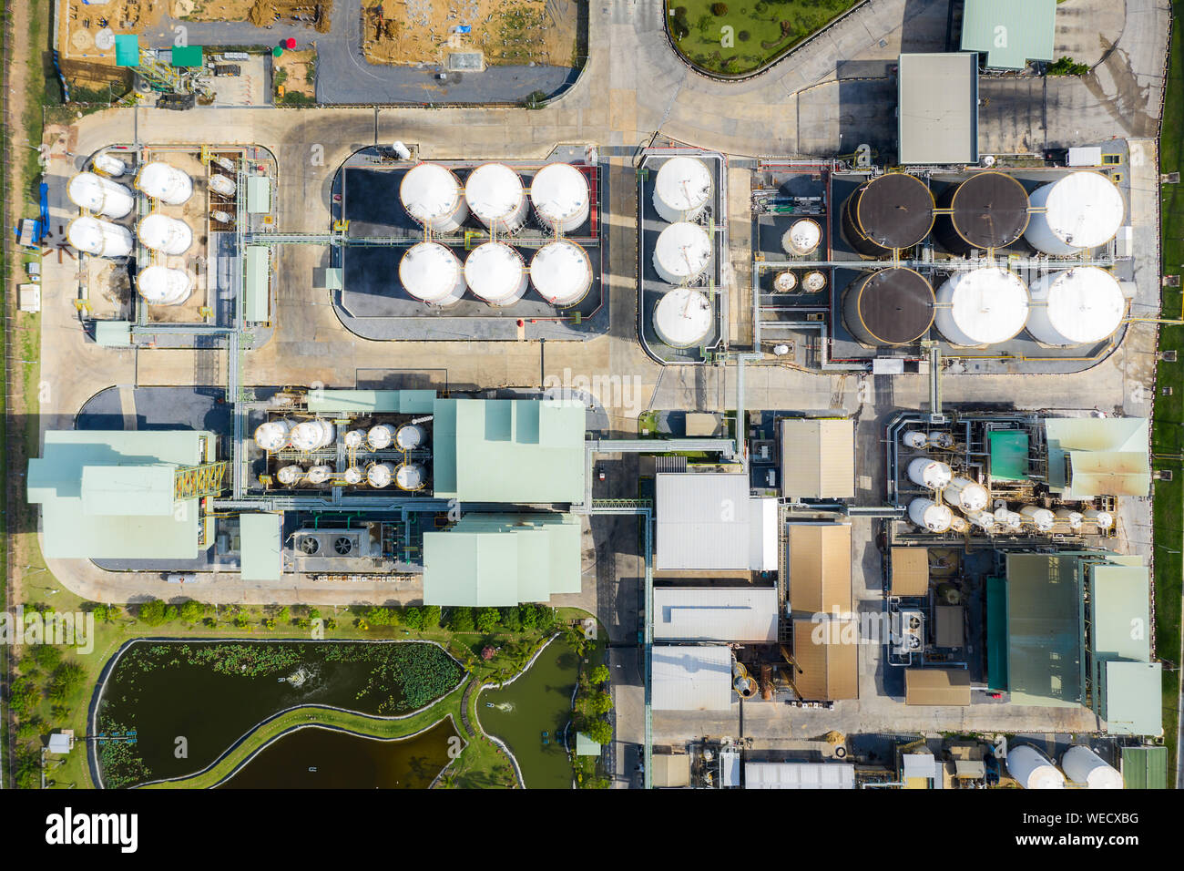 Luftaufnahme white Storage tank am Tag mit chemischen Anlagenbau. Stockfoto