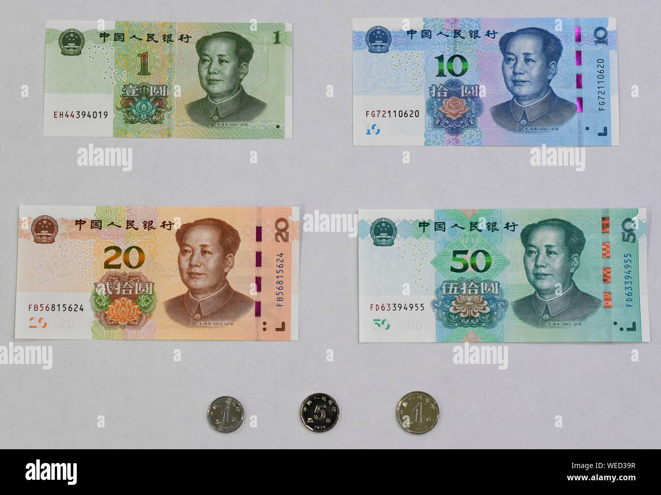 (190830) - Peking, Aug 30, 2019 (Xinhua) - Foto am 12.08.30, 2019 zeigt einen Satz von Banknoten und Münzen in der 2019 Ausgabe der fünften Reihe des Renminbi berücksichtigt. Eine neue Ausgabe des fünften Serie der chinesischen Währung Renminbi, oder der Yuan, wurde offiziell Freitag mit helleren Farben und raffinierter anti-counterfeiting Features. Die fünfte Serie von Renminbi wurde 1999 eingeführt. (Xinhua / Chen Yehua) Stockfoto