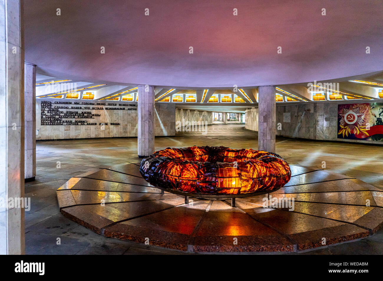 Memorial Hall zum Gedenken an 40. Jahrestag des Großen Vaterländischen Krieges, unter dem Victory Monument in Platz des Sieges in Minsk, Weißrussland Stockfoto