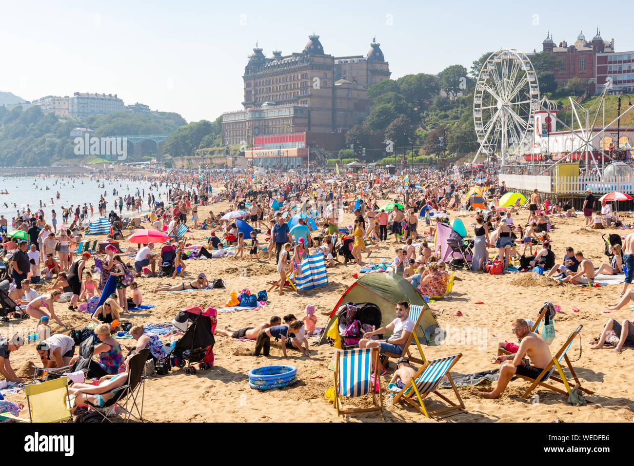 South Bay, Scarborough, North Yorkshire, Großbritannien. Menschenmassen am Strand während des Feiertags-Wochenendes im August, Hitzewelle, 2019. Stockfoto