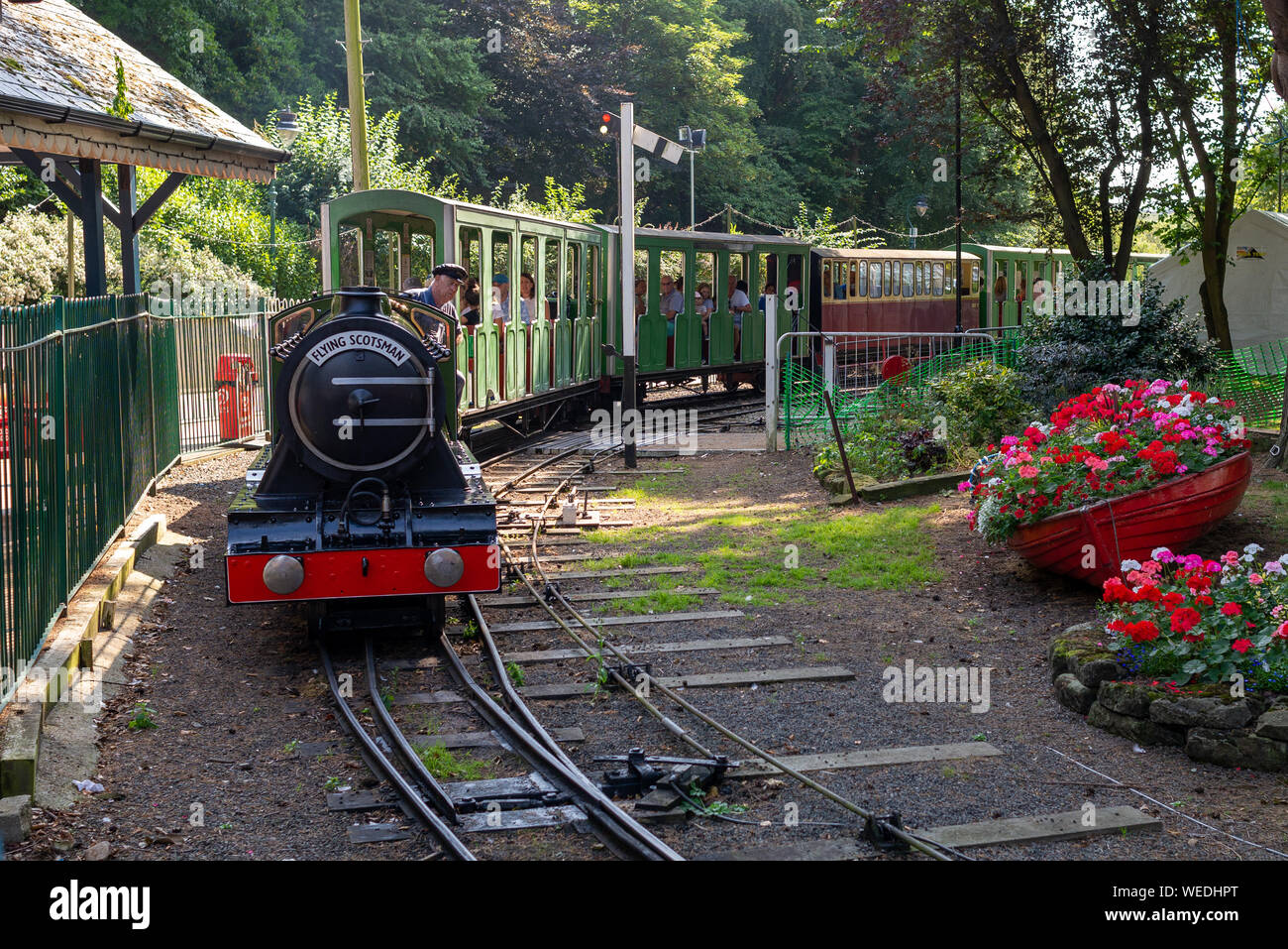 Menschen Reiten ein Flying Scotsman Dampflokomotive Replikat auf dem Miniatur-eisenbahn, North Bay, Scarborough, North Yorkshire, Großbritannien Stockfoto