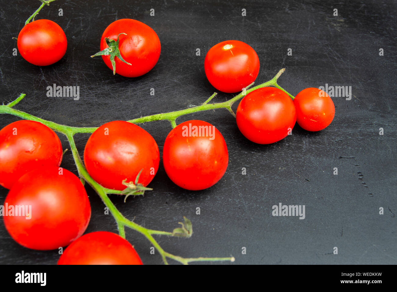 Red pachino Tomaten Trauben auf einem bòack Holz- Hintergrund. Italienische geschützte geografische Angabe Produkt aus Sizilien Stockfoto
