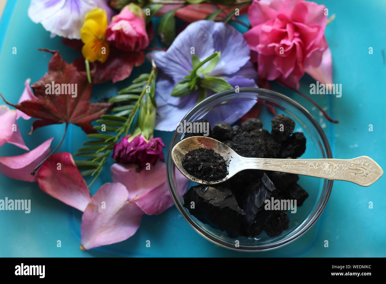 Close-up von Kohle von bunten Blumen auf dem Tisch Stockfoto