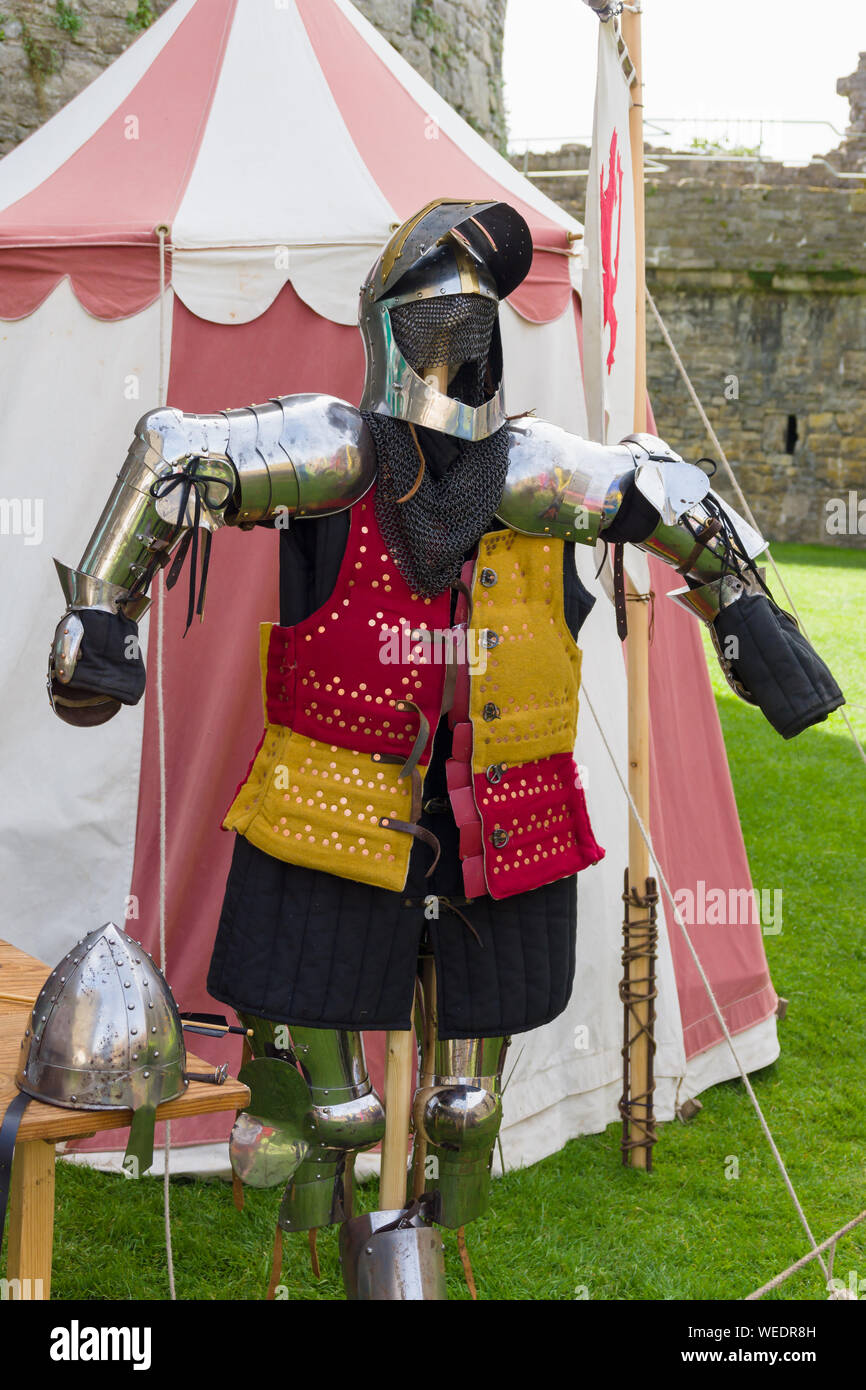 Mittelalterlichen Rüstung aus dem 14. Jahrhundert mit einem Helm, Kettenhemd und gambeson oder gefütterte Jacke Stockfoto