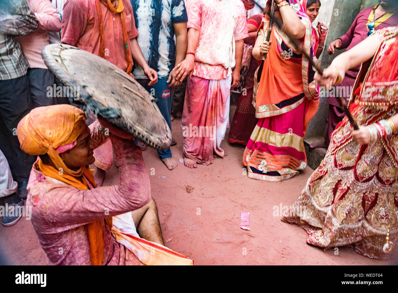 Barsana, Indien - 24. Februar 2018 - Lathmar Holi Festival - Frauen schlagen Männer mit Bambusstäben, bis man aufgibt Stockfoto