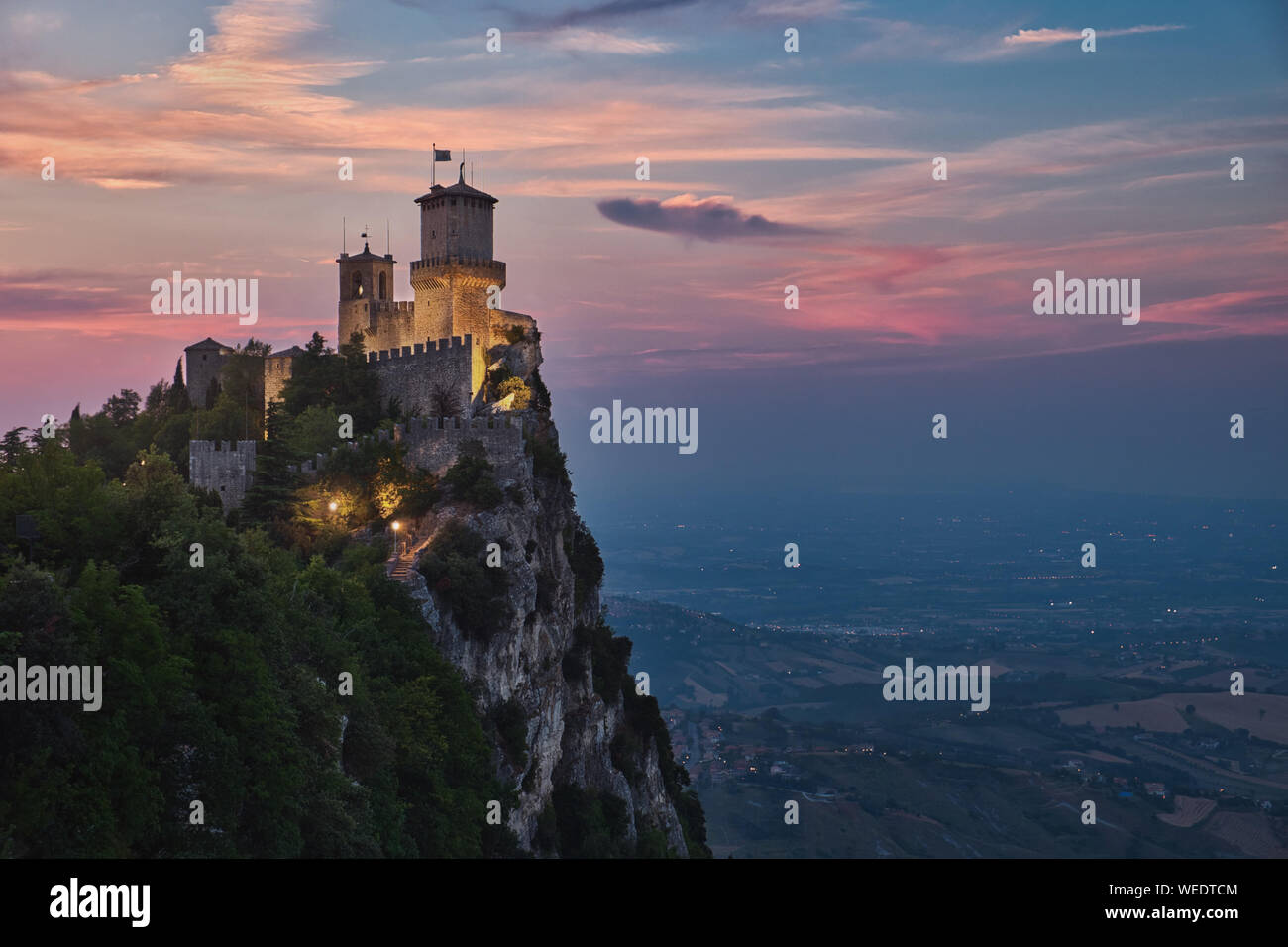 Foto der San Marino Schloss am Sonnenuntergang Stockfoto