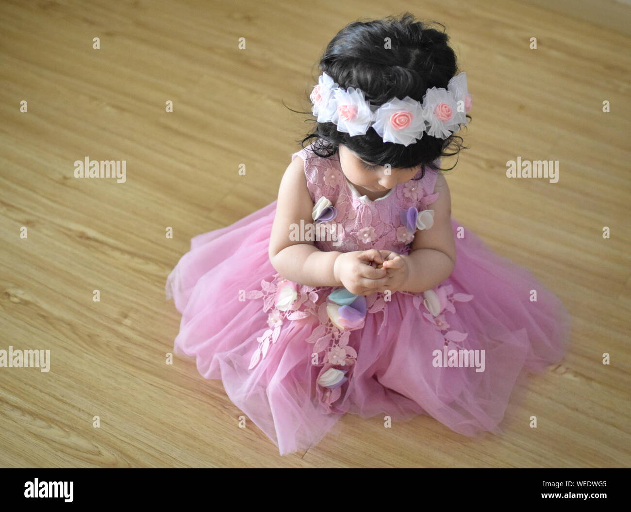 Cute Baby Mädchen in rosa Prinzessin Kleid Stockfoto