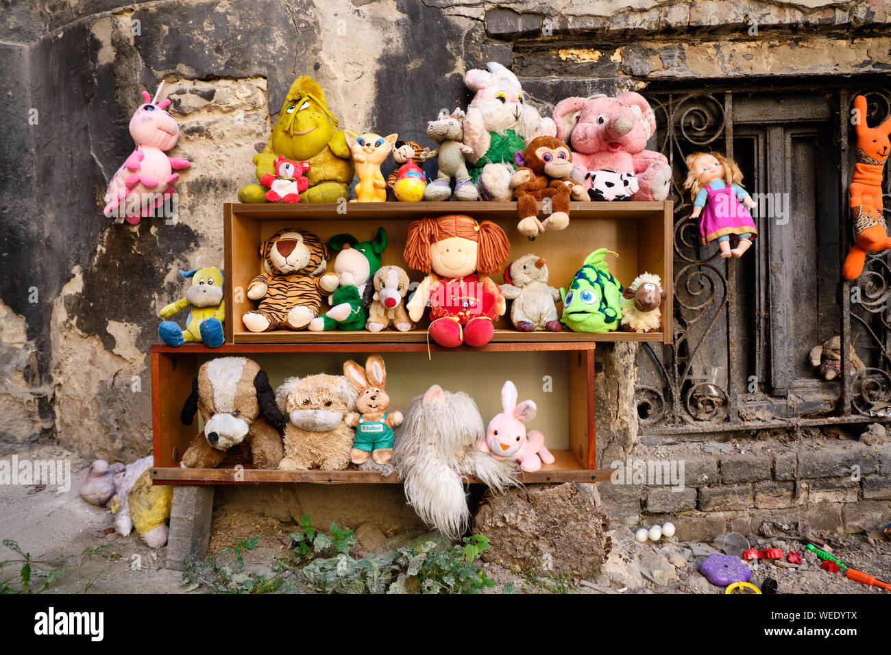 Partielle Auswahl der Sammlung der abgebrochenen ausgestopfte Tiere im Hof der verlorenen Spielzeug, in Lviv, Ukraine. August 21, 2019. Stockfoto