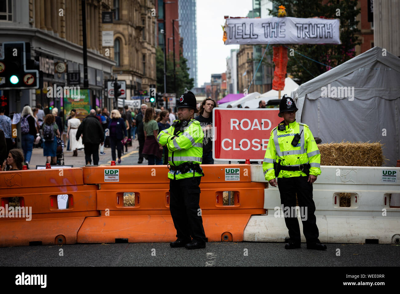 Manchester, Großbritannien. 30 Aug, 2019. Das Aussterben Aufstandsbewegung belegt eine der grossen Verkehrswege durch die Stadt heute Morgen. Deansgate, kam zum Stillstand, als die Demonstranten und ein Boot auf den Straßen in der Verfolgung für friedliche Aktion erstellen Änderungen notwendig, um den Klimawandel zu überwinden blockiert. Credit: Andy Barton/Alamy leben Nachrichten Stockfoto