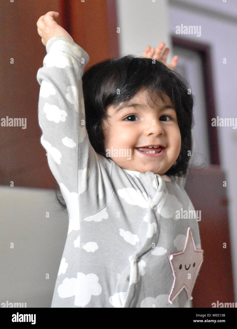 Happy Baby Mädchen lernen, wie man stand: entwicklungsmeilensteine Stockfoto