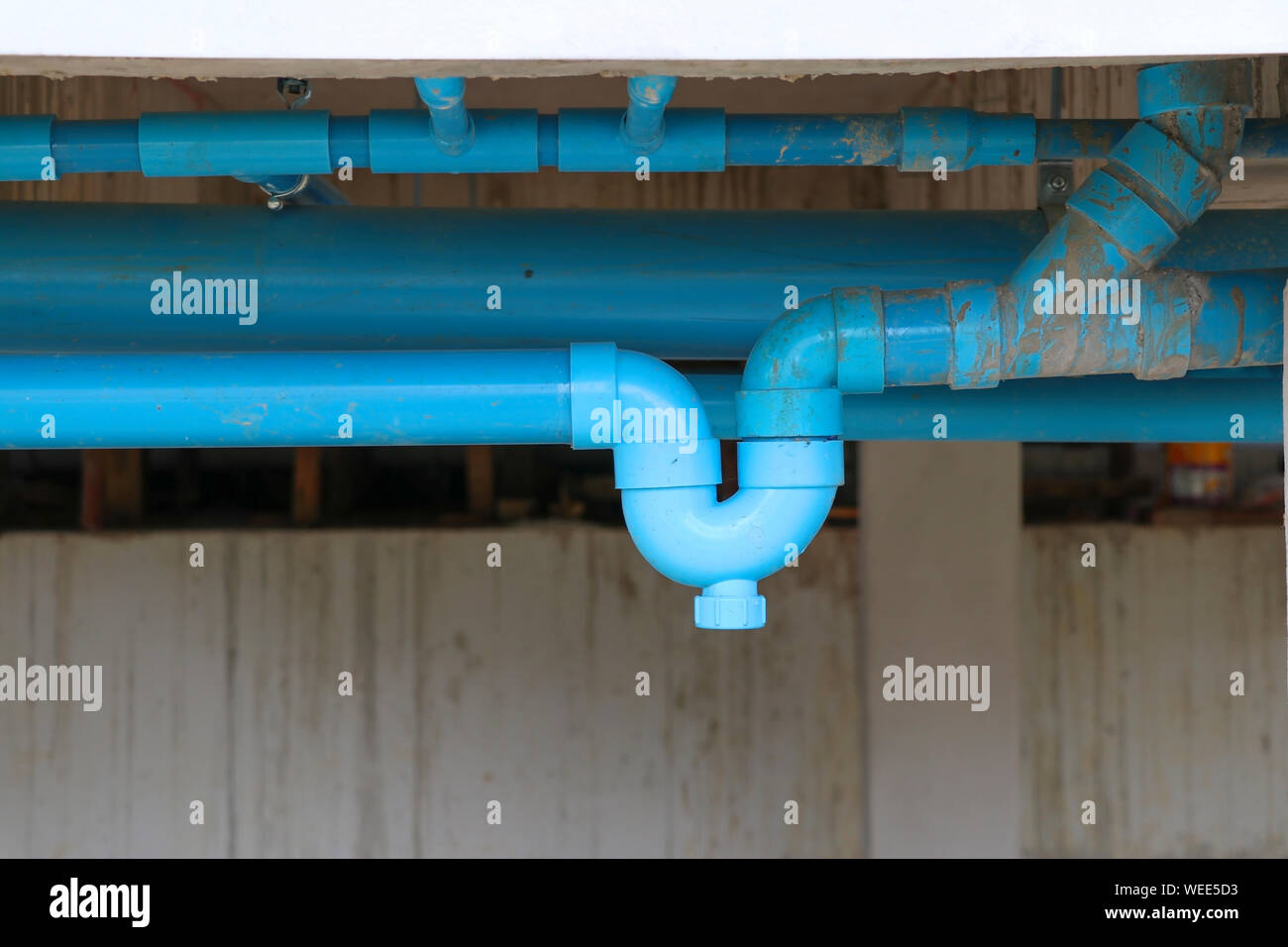 Blau P-trap-PVC für Rückwärtsfahrt geruch Schutz. Blau sanitär P-Trap an der Baustelle installiert. Stockfoto