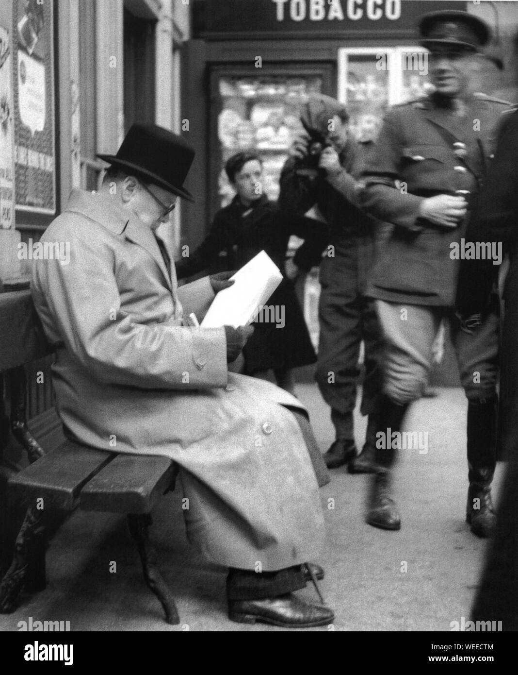 Winston Churchill wartet auf einen Zug an einem schottischen Bahnhof. Oktober 1940 Stockfoto