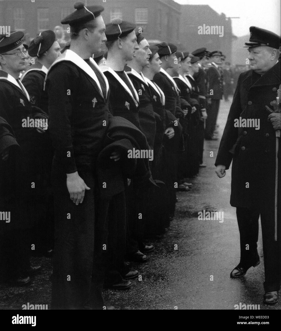 Winston Churchill inspiziert in Portsmouth eine Gruppe von Freier französischer Seeleute. Februar 1941 Stockfoto