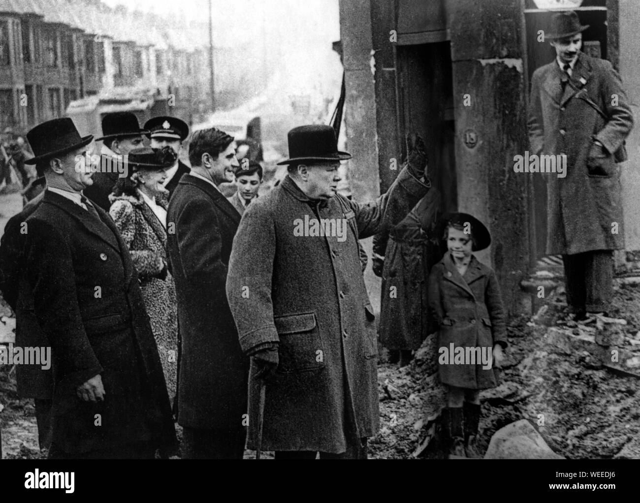 Winston Churchill Inspektion Bombenschäden in Bristol. April 1941. Stockfoto