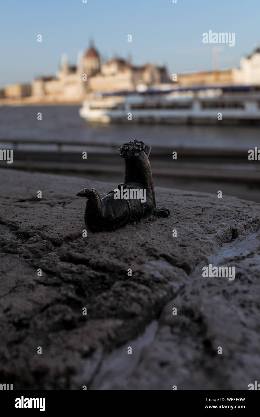 Mini figurine eines Wurms Főkukac aus der Ungarischen cartoon mit Blick auf die Promenade von Donau. Stockfoto