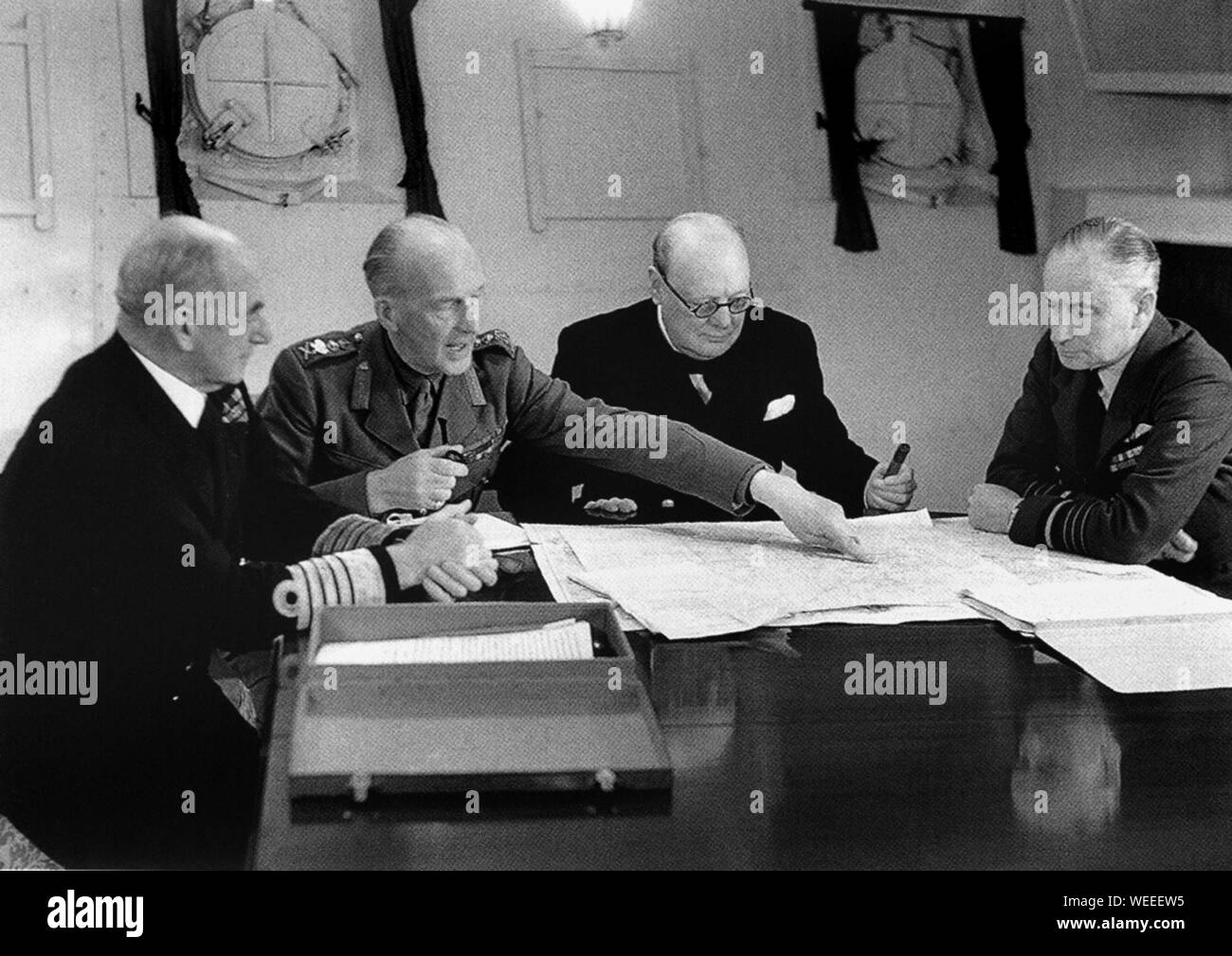Churchill an Bord von HMS Prince of Wales bei einem Besuch in Neufundland für ein Treffen mit Präsident Roosevelt. August 1941.mit Sir John Dill & W Freeman Stockfoto