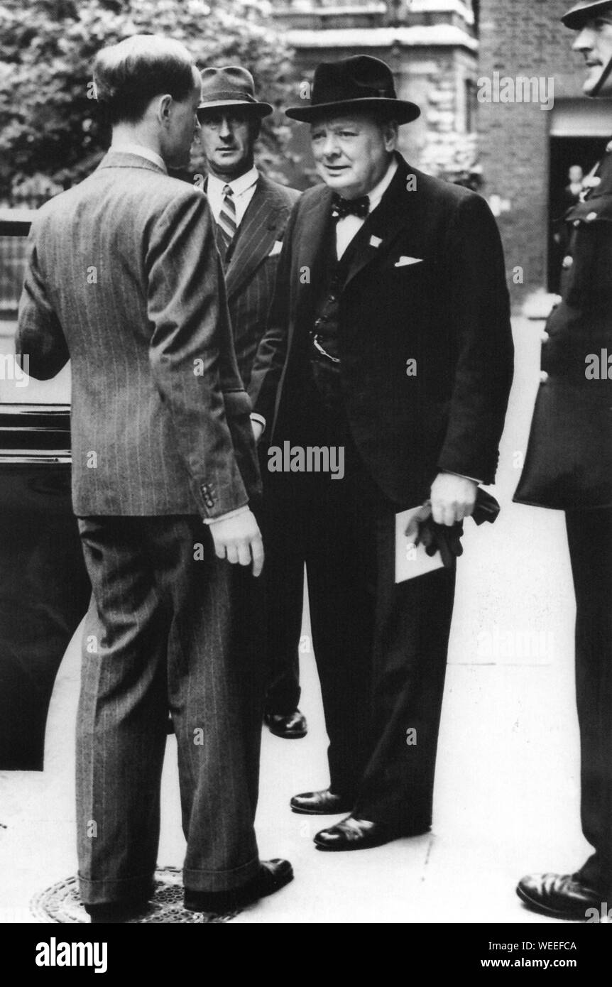 Churchill verlässt 10 Downing St zum Buckingham Palace mit Brief Von Präsident Roosevelt zu König George VL nach dem Neufundland Sitzung am Aug.1941 Stockfoto