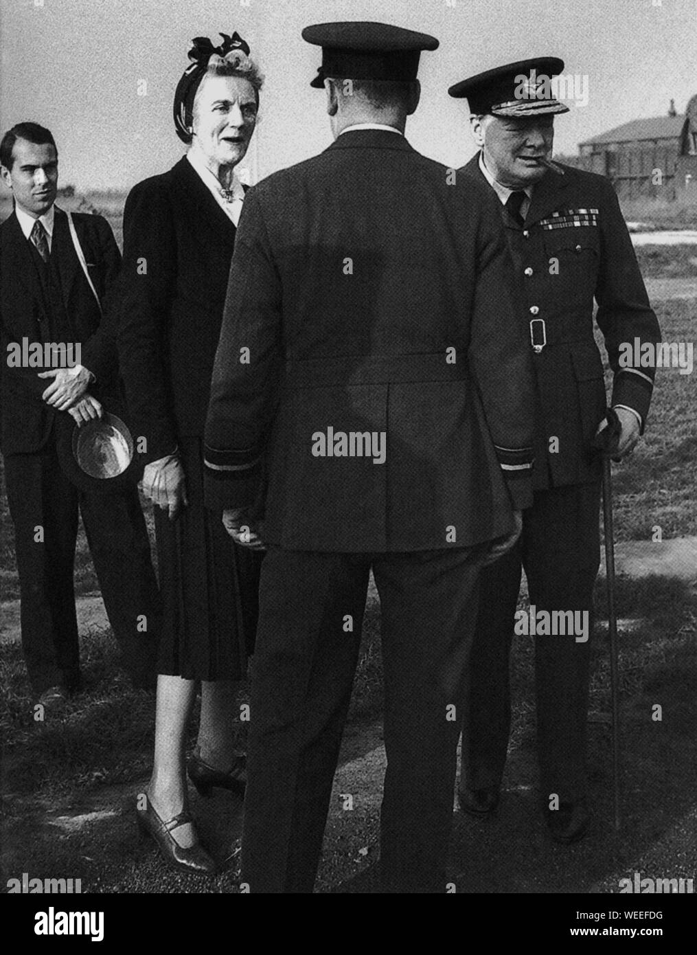 Winston Churchill besucht 615 Squadron mit seiner Frau und seinem Privatsekretär Jock Colville. September 1941 Stockfoto