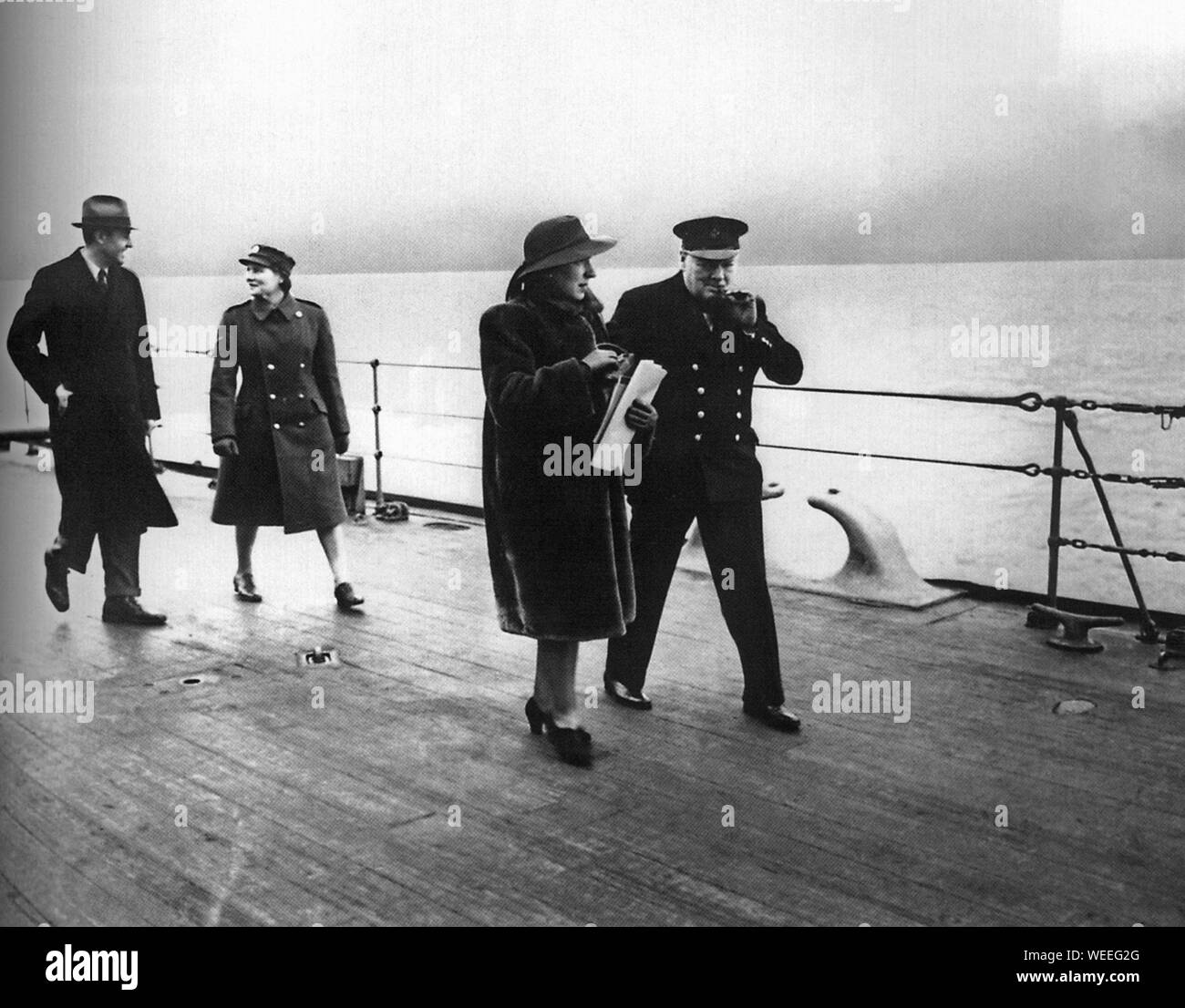 Churchill an Bord von HMS Duke of York auf dem Weg in die USA für das zweite Kriegstreffen mit Roosevelt.Tochter Mary ist mit Averell Harriman.13. Dezember 1941 Stockfoto