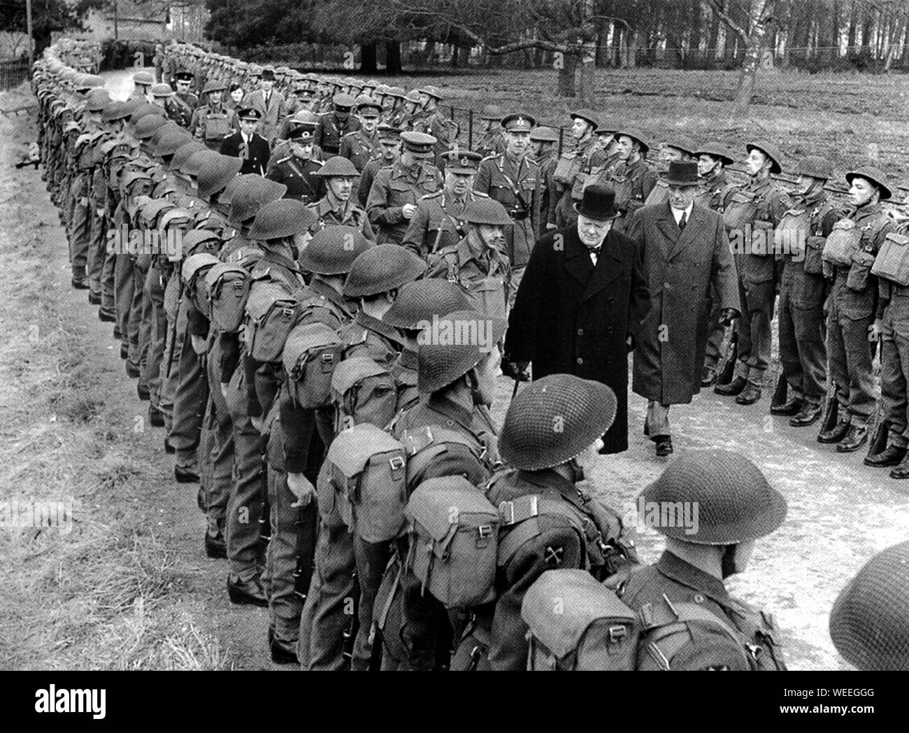 Winston Churchill Überprüfung Truppen des Südkommandos begleitet von türkischen Botschafter rauf Orbay 28. März 1942 Stockfoto