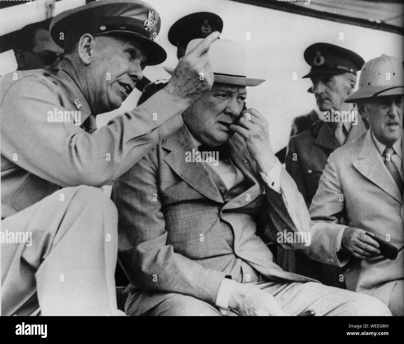 Churchill besucht das US-Camp Jackson, S.Carolina, auf dem Weg zu seinem Treffen mit Roosevelt. Links, George C. Marshall und rechts, Henry Stimson. Juni 1942 Stockfoto