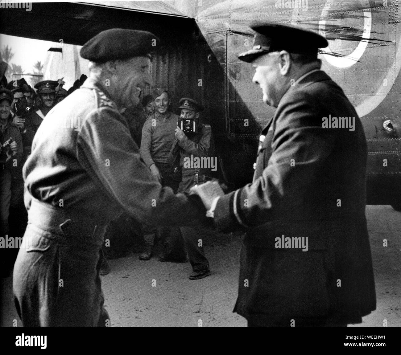 Winston Churchill auf dem Flughafen von Tripoli, Libyen, traf sich mit General Sir Bernard Montgomery. Februar 1943 Stockfoto