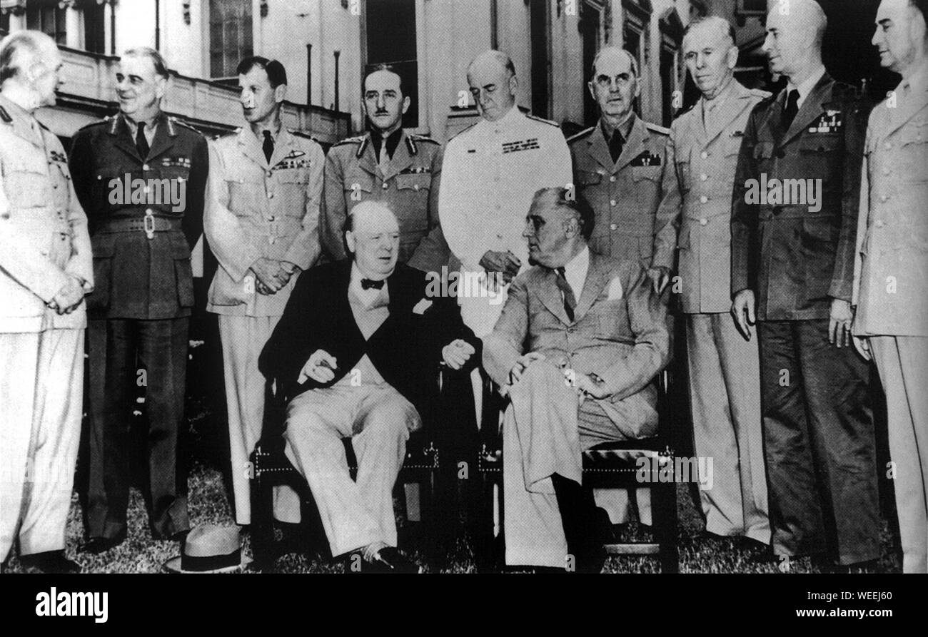 Winston Churchill auf der Washingtoner Konferenz mit Präsident Roosevelt und einer großen Gruppe britischer und amerikanischer Funktionäre. Mai 1943 Stockfoto