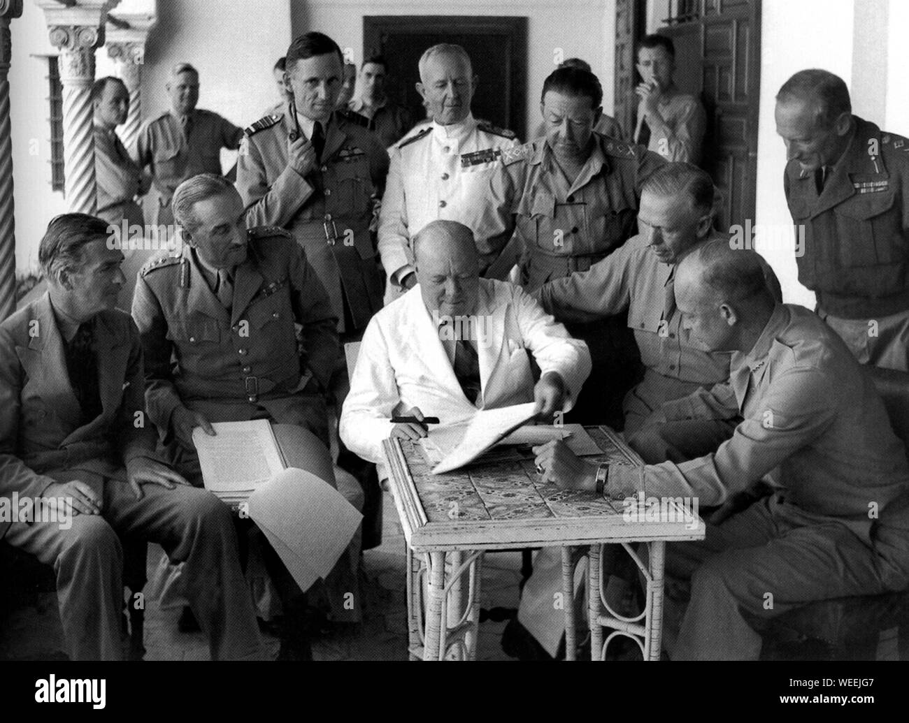 Churchill in Nordafrika überprüft die Dispatches. L-R: A. Eden, A. Brooke, A. Tedder, A. Cunningham, G. Marshall, D. Eisenhower, B. Montgomery.3. Juni 1943 Stockfoto