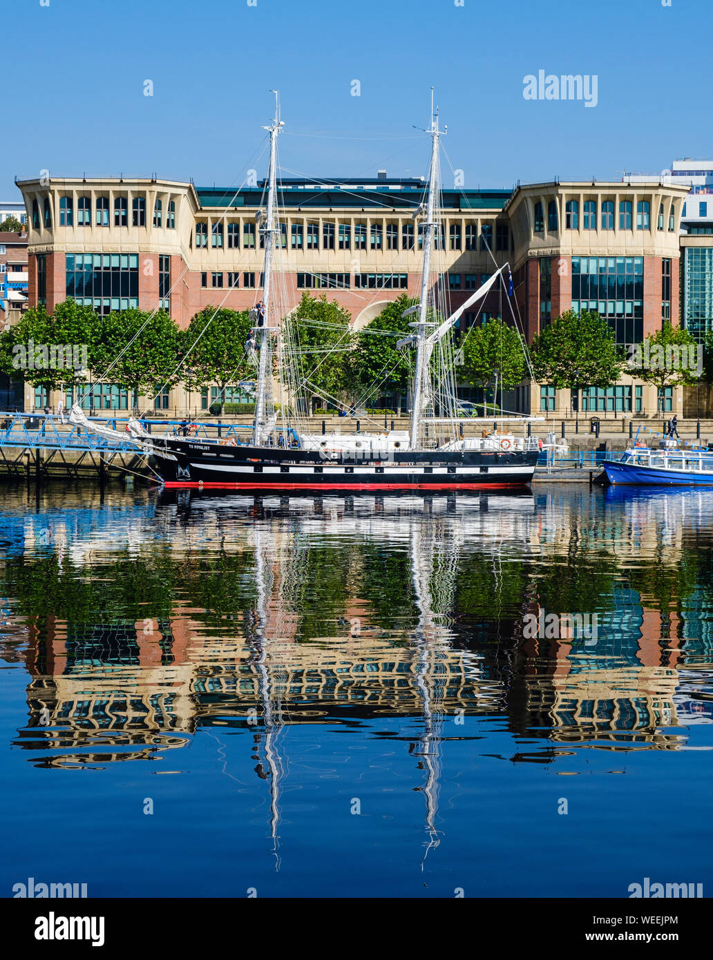 Ein großes Segelschiff günstig auf dem Fluss an der Newcastle upon Tyne Kai ist die Yacht TS ROYALISTISCHEN ein Training brig und das Meer Kadetten Flaggschiff Stockfoto