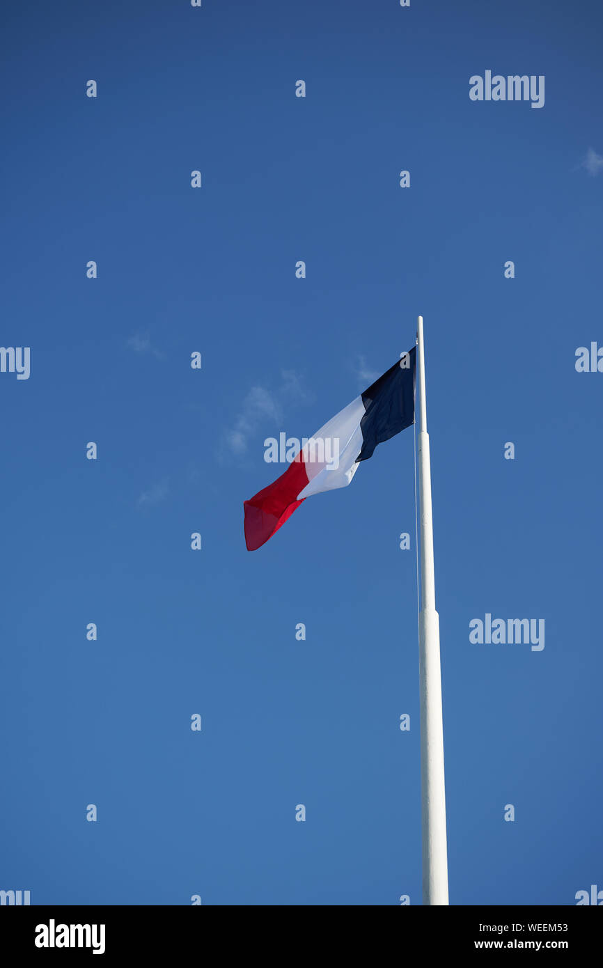 Französische Flagge im Beinhaus von Douaumont & National Friedhof fliegen Stockfoto