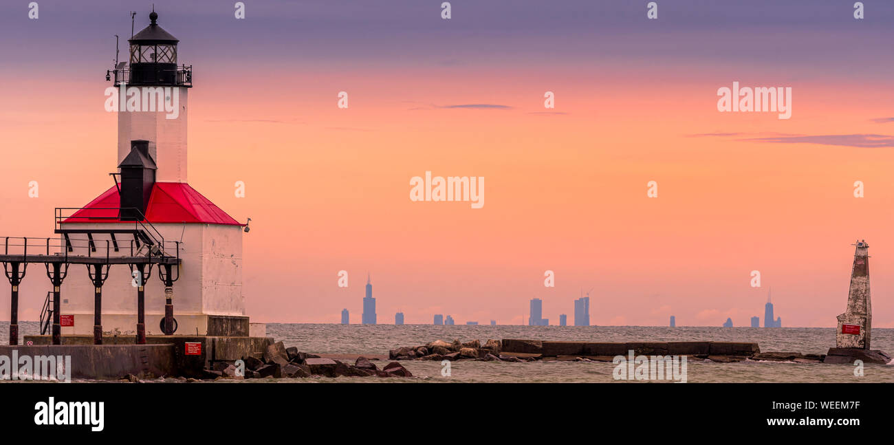 Leuchtturm in Washington Park in Michigan City, Indiana während der Goldenen Stunde mit Chicago im Hintergrund. Stockfoto