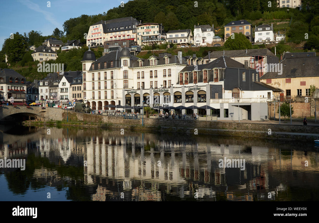 Semois Fluss, der durch die belgische Stadt Bouillon Stockfoto