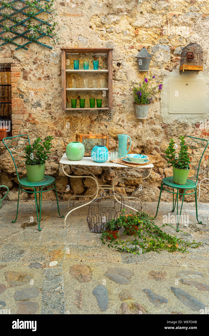 Angolo caratteristico con Tavolo e sedie ein Monteriggioni Stockfoto