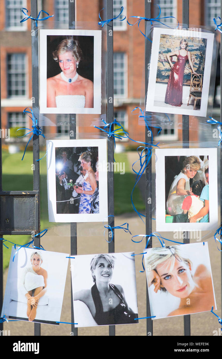 Poster und Bilder von Prinzessin Diana bis an die Tore außerhalb der Kensington Palace in London, als Jahrestag ihres Todes wird erwartet, dass durch die Familie, Freunde und Fans am Samstag zu kennzeichnen. Stockfoto