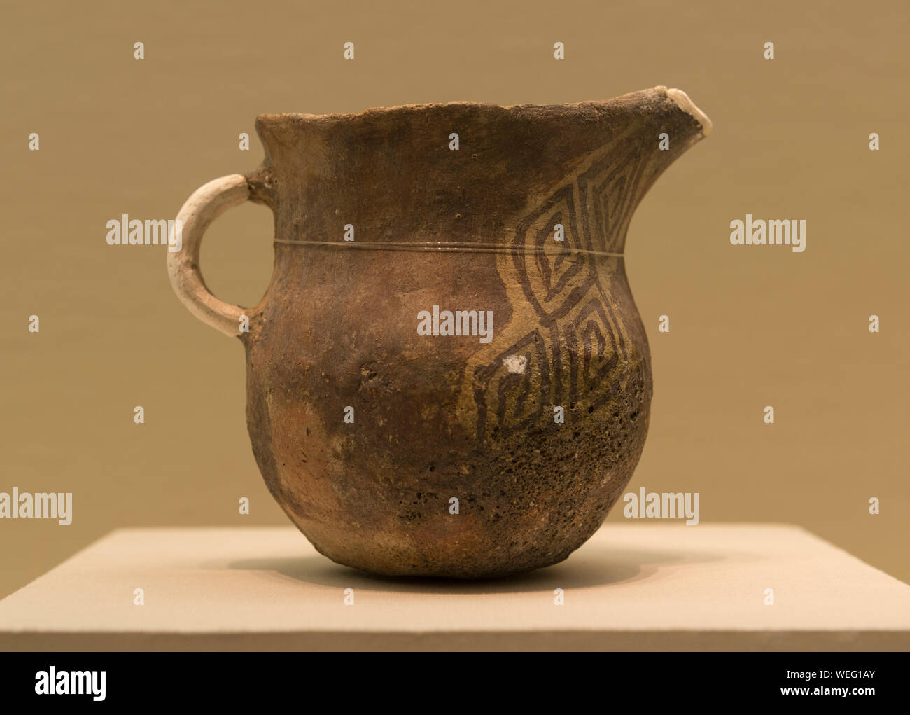 Farbige Keramik einzige Ohr Glas mit einem Mund. 3800 - vor 3000 Jahren. Die Autonome Region Xinjiang Uygur Museum. Stockfoto