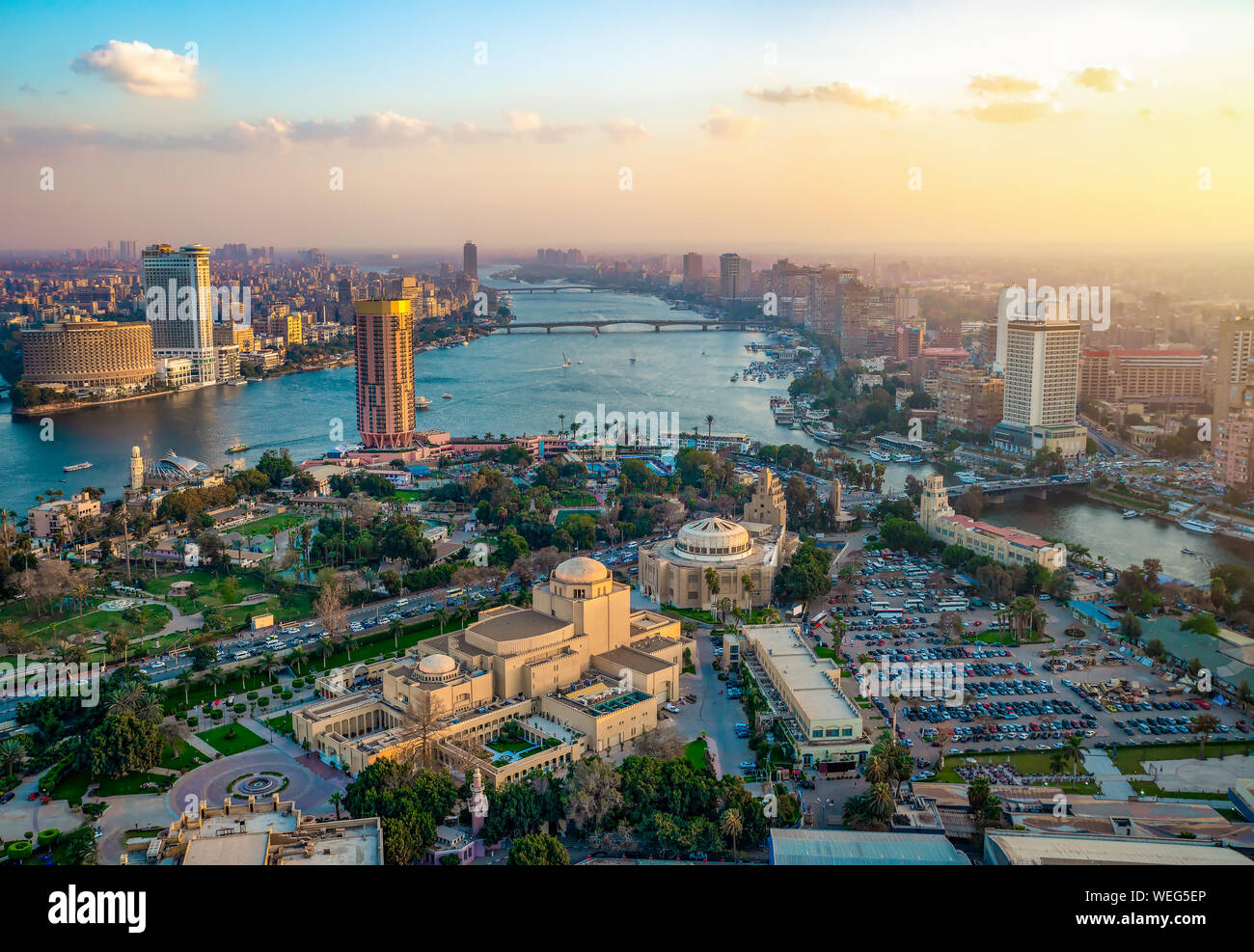 Panorama von Kairo Stadtbild bei Sonnenuntergang von der berühmten Fernsehturm Kairo, Kairo, Ägypten Stockfoto