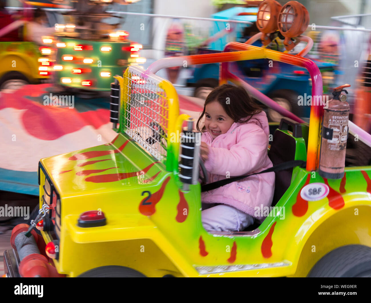 3-5 Jahr alt gemischt ethnischen asiatische Mädchen im Auto im Messegelände, Lachen, San Jose, Kalifornien Stockfoto