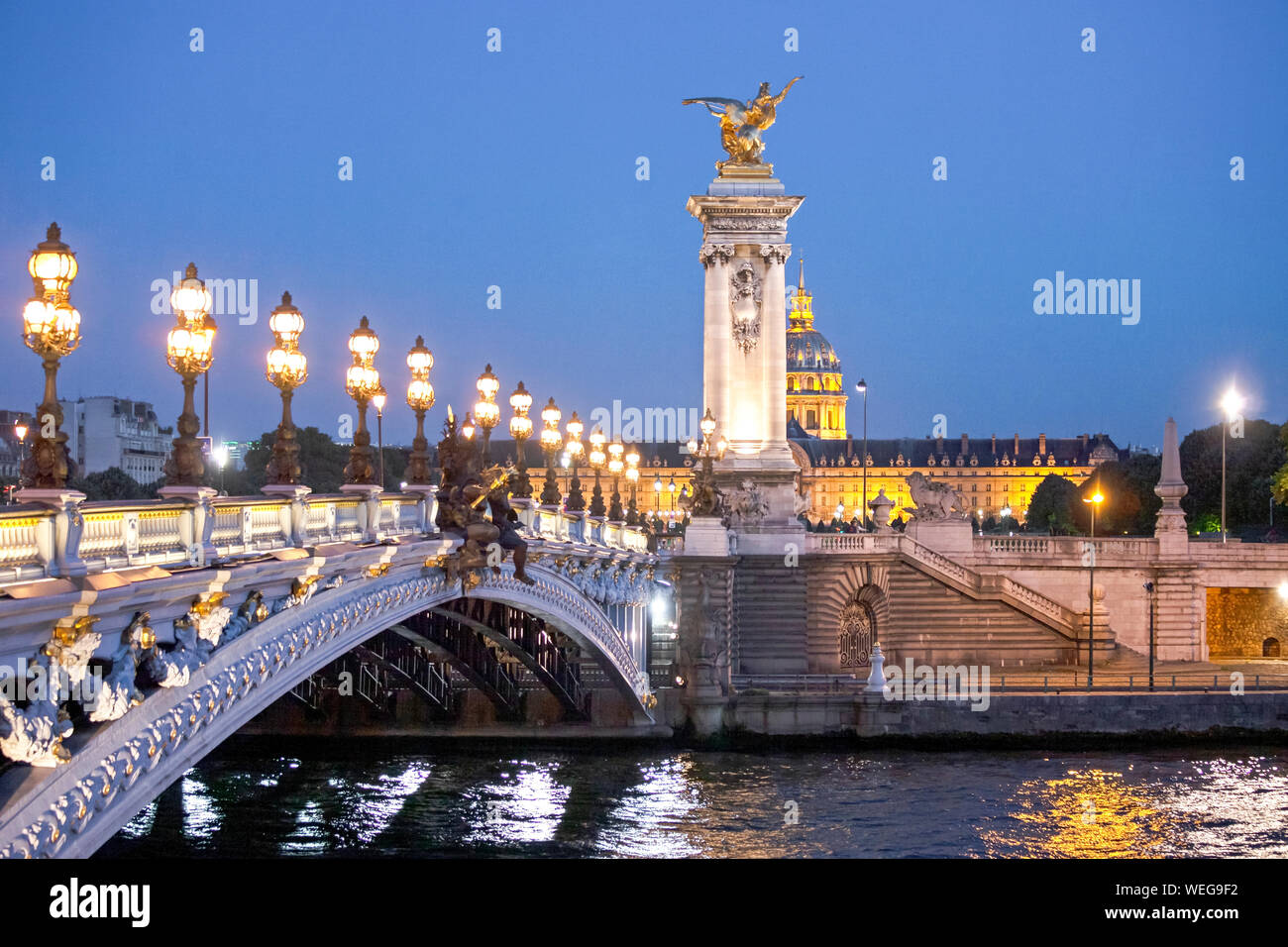 Pont Alexandre III, Paris, Frankreich, bei Nacht Stockfoto