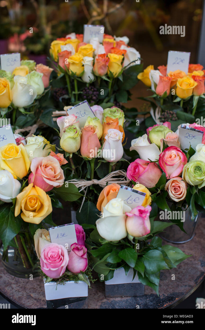 Rosen in einem Blumenladen in Paris, Frankreich Stockfoto