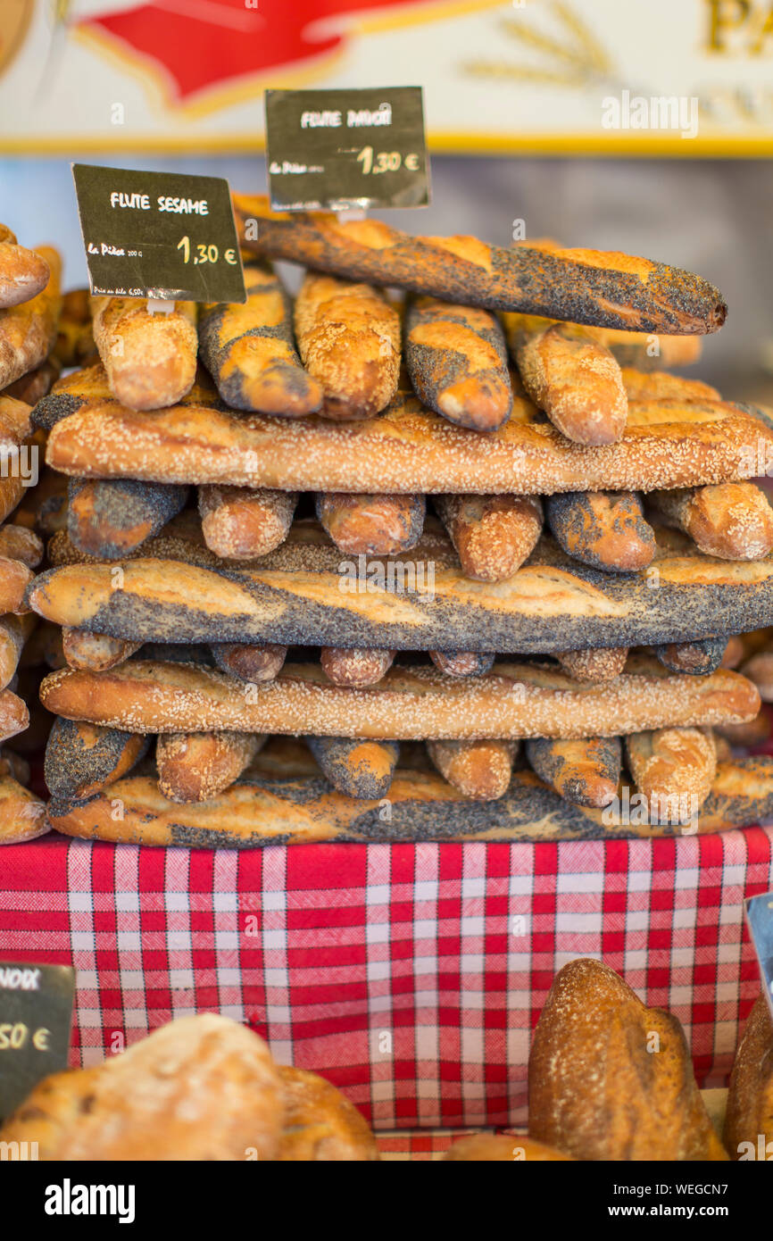 Stapel von baguettes auf dem Markt in Paris, Frankreich Stockfoto