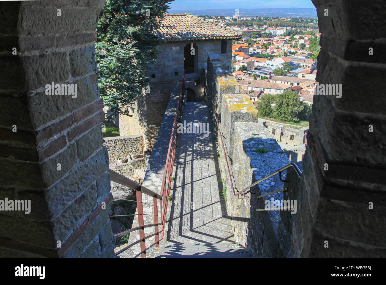 Gehweg auf Zinnen perimeter Wall Wand- und Zinnen, mit Sicherheit Handlauf Geländer. Die mittelalterliche Stadt Carcassonne, Frankreich, Europa Stockfoto