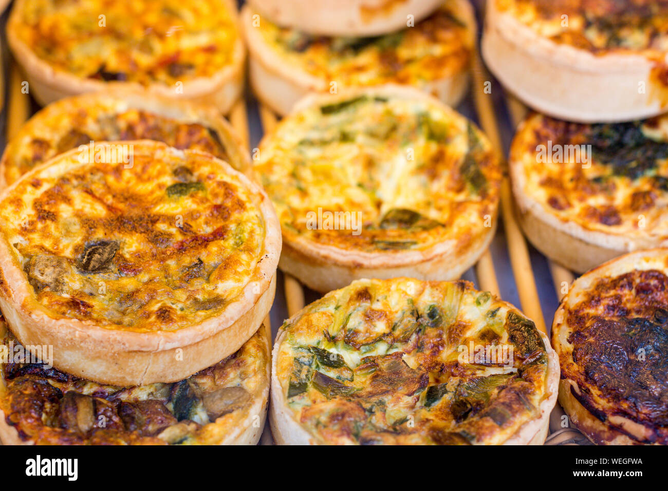 Quiches und Gebäck in einer Bäckerei in Paris, Frankreich Stockfoto