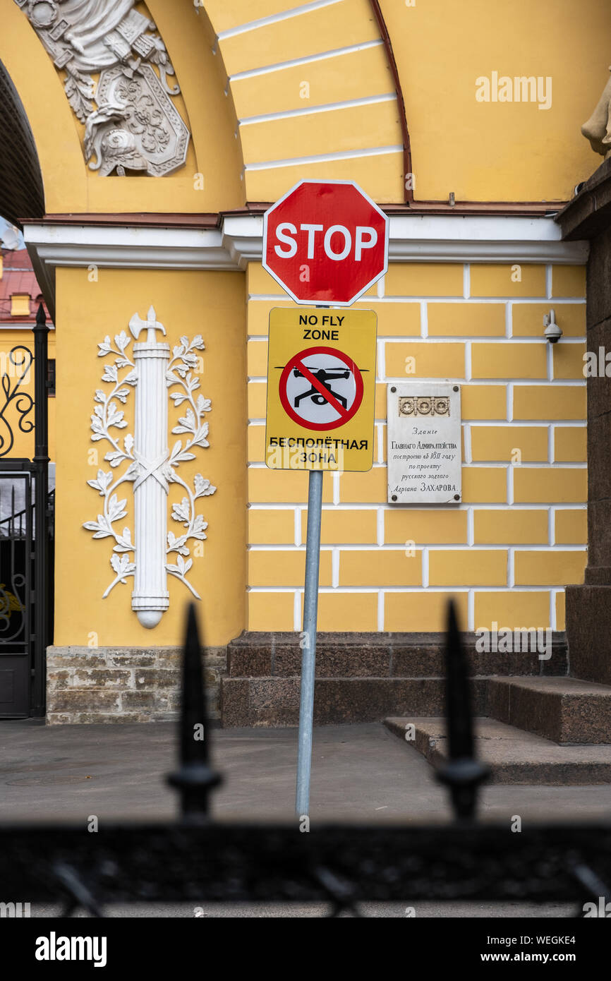 ST. PETERSBURG, Russland - August 5, 2019: "Keine Zone" Zeichen vor der Admiralty Building Fliegen Stockfoto