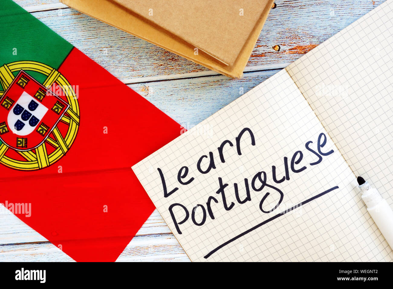 Lernen Sie Portugiesisch Sprache Konzept. Flagge und Notebooks. Stockfoto