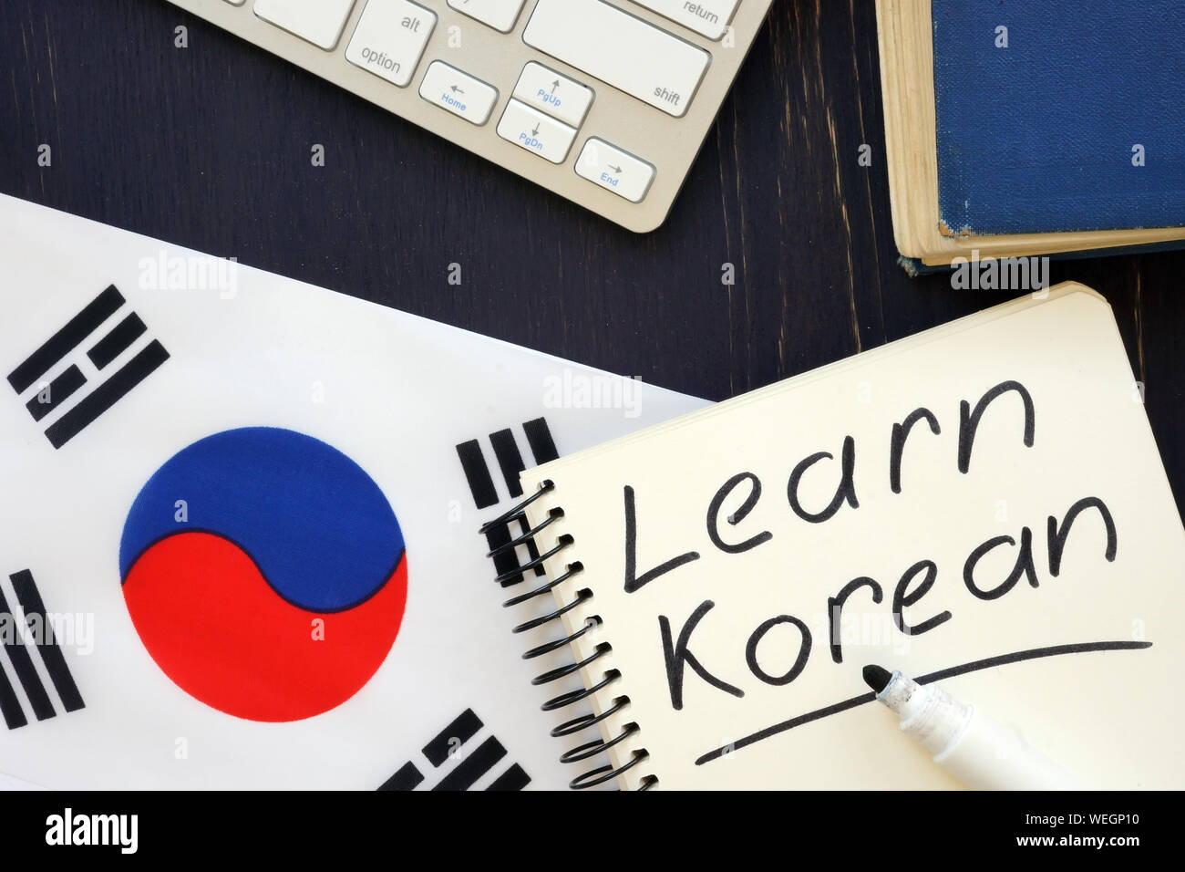 Lernen Koreanisch Inschrift mit Flagge und Tastatur. Stockfoto