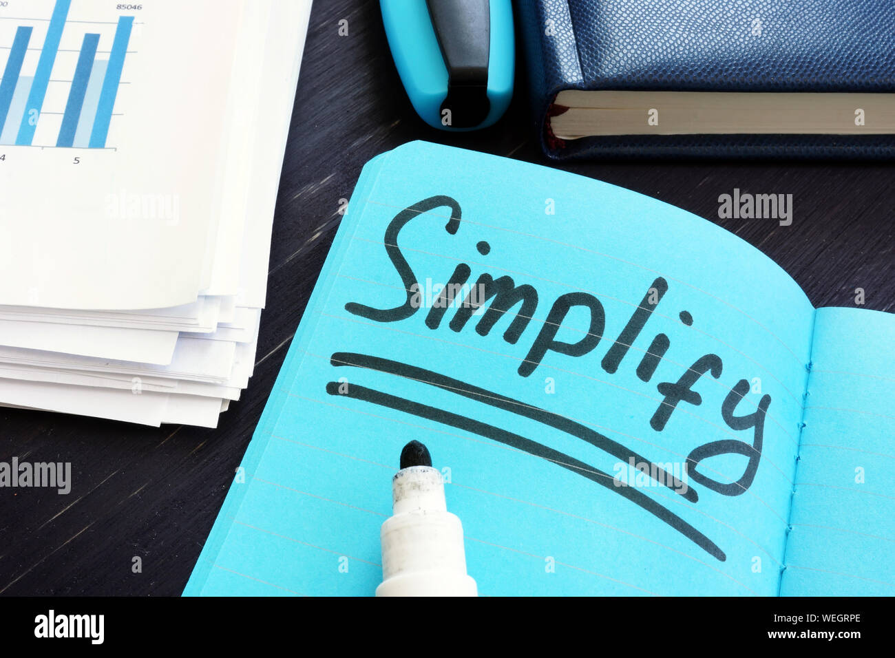 Vereinfachen auf einer Seite geschrieben. Einfachheit Konzept. Stockfoto