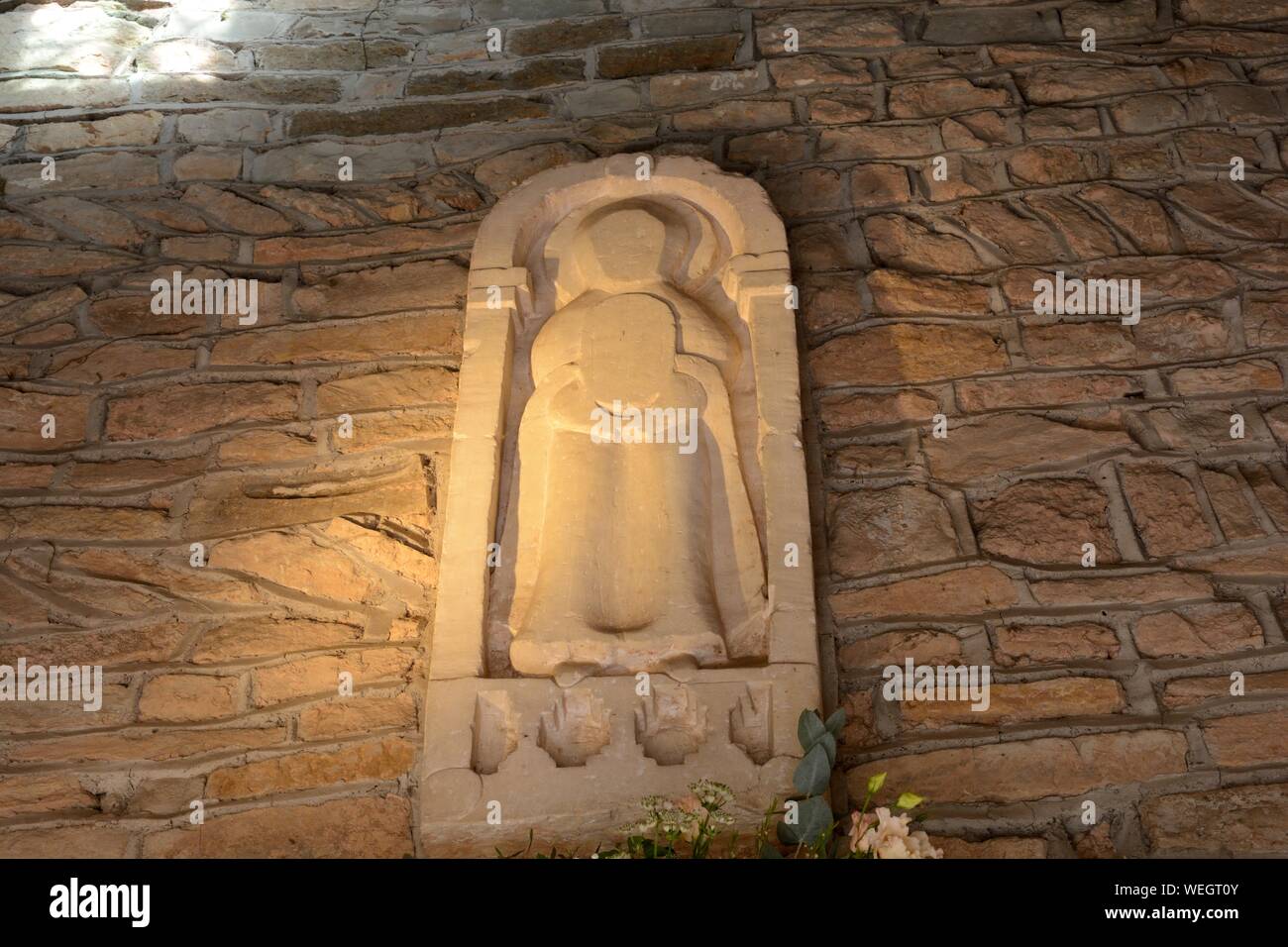 Kalkstein Carving der Jungfrau mit dem Kind aus dem 9. Jahrhundert St Marys Prioratskirche Deerhurst Gloucestershire England Großbritannien Stockfoto