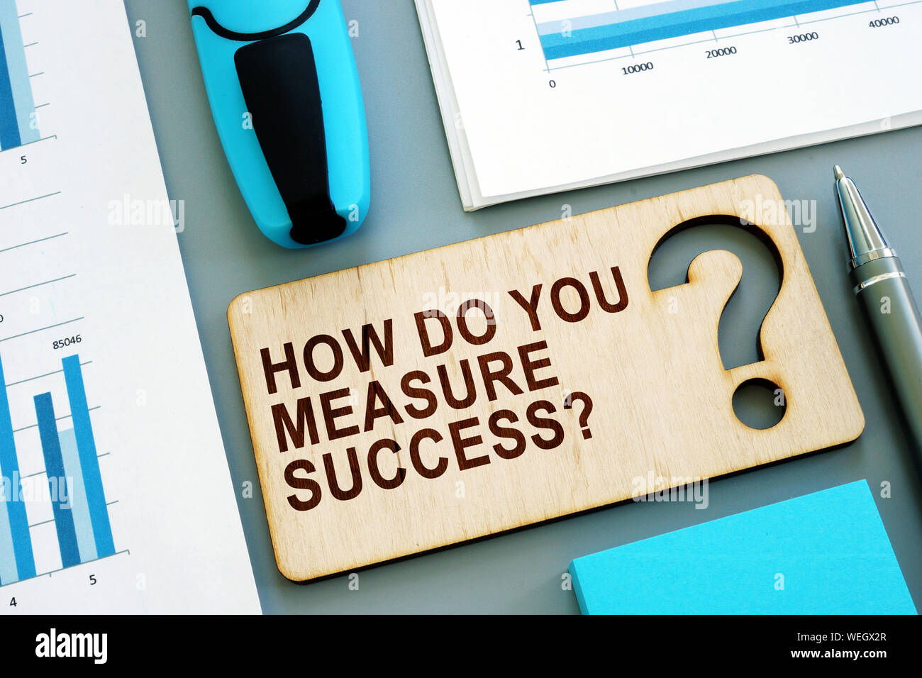 Wie kann man messen Erfolg geschrieben Zeichen und Business Report mit kpi. Stockfoto
